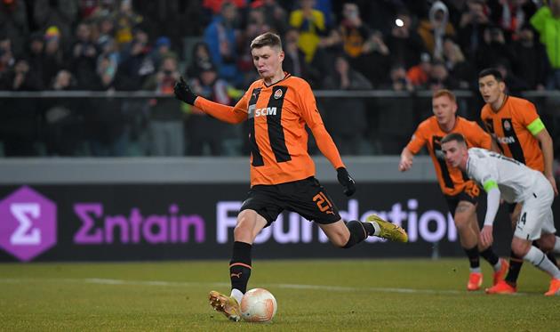 Артем Бондаренко реалізовує пенальті, ФК Шахтар