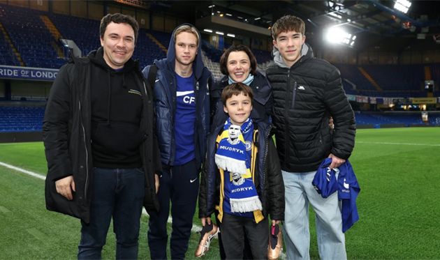 Михайло Мудрик з сім'єю біженців, фото офіційний сайт Челсі