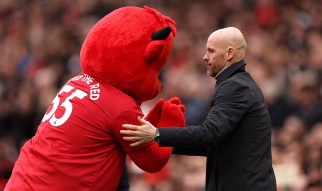 Ерік тен Гаг з маскотом МЮ, getty images