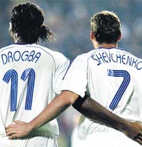 Пока что Шевченко поздравляет Дрогба. Когда будет наоборот?