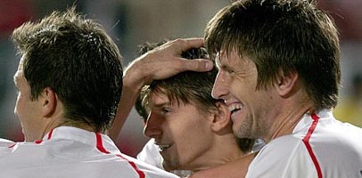 Еби Смолярек (в центре) забил единственный гол в матче