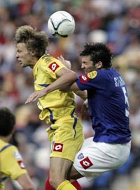 Руслан Фомин (слева) открыл счет в матче