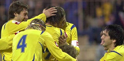 Саша Кучер в объятиях партнеров, fcdynamo.kiev.ua