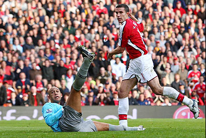 Ван Перси забивает победный мяч, фото Getty Images
