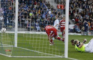 Клозе забивает, Reuters