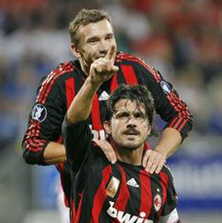 Андрей поздравляет Гаттузо с голом, фото Reuters