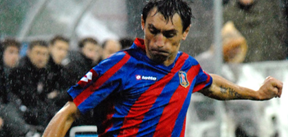 У Кузнецова был шанс забить... Фото fcarsenal.com.ua