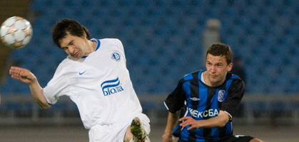 Боролись соперники не на шутку, фото из архива www.fcdnipro.ua