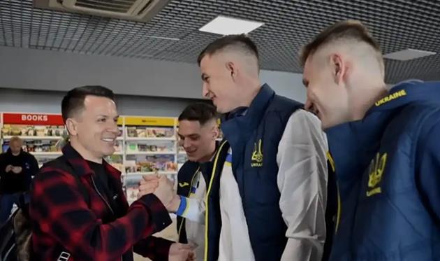 Коноплянка та гравці Шахтаря, скріншот