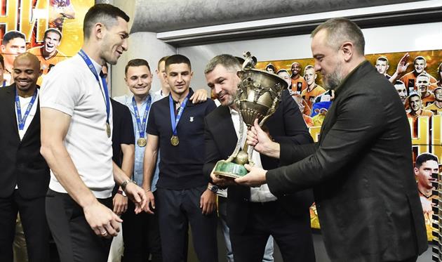 Степаненко отримує трофей, фото УПЛ