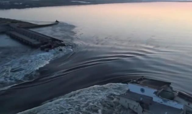 Росіяни підірвали Каховську ГЕС / Скриншот з відео Володимира Зеленського