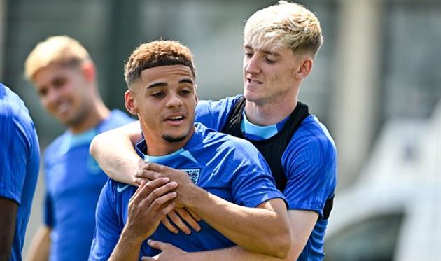 Макс Ааронс у обіймах Ентоні Гордона, Getty Images