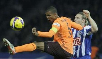 Андрей сумел пробиться к воротам, AP