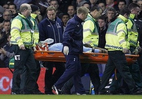 Гомес в борьбе получил удар ногой по лицу, после чего потерял сознание...фото AFP