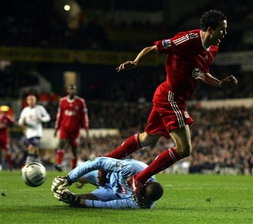 Деген задевает ногой Гомеса, AP