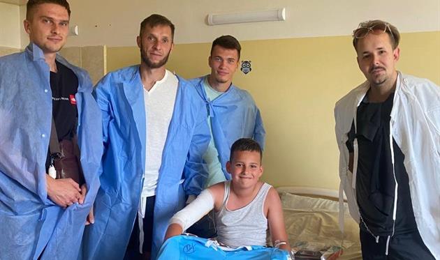 Гравці Миная з хлопчиком, що постраждав, фото Минай