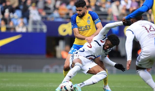 Ісмаїла Аанеба (зліва), L'Équipe