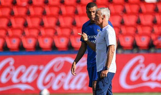 Дідьє Дешам (на передньому тлі) та Кіліан Мбаппе, Getty Images