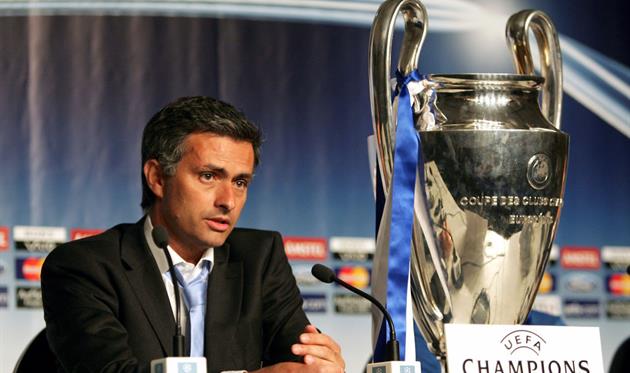 Жозе Моурінью з Кубком чемпіонів 2004, Getty Images