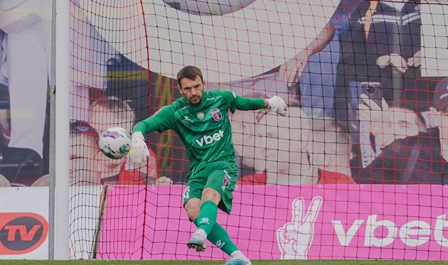 На воротаря гостей сьогодні особливий тиск / ФОТО: ФК Верес