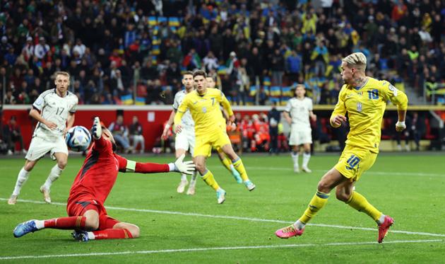 Джанлуїджі Доннарумма та Михайло Мудрик, Getty Images