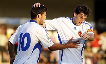 Милито (справа) регулярно забивал голы в Испании