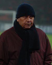 Судейство нормальное - шапочка и шарфик на месте :) shakhtar.com