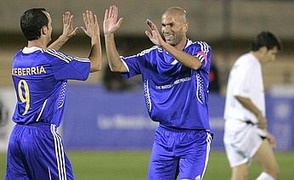 Зидан поздравляет Эчеберрию, www.gazzetta.it