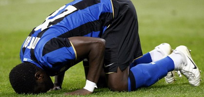 От счастья Мунтари целовал газон, АР