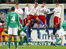 Диего кладет со штрафного, фото kicker.de