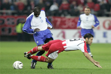 Полет Оскара Гонсалеса. Фото greeksoccer.com