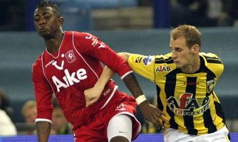 Элиа в матче с Витессом