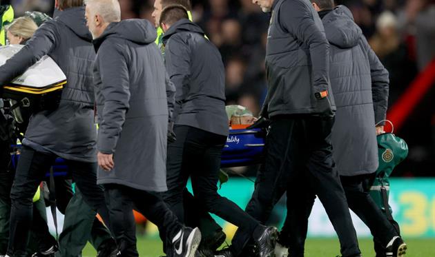 Лок'єра забирають з поля, Getty Images