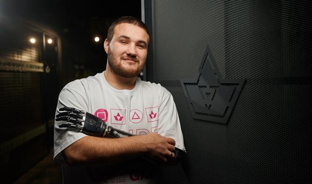 Реклама. Акція Кіберпанк 2023 FAVBET допомогла захиснику Бахмута отримати сучасний біонічний протез