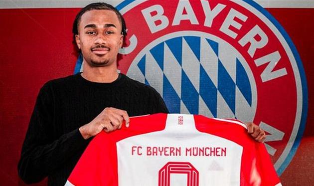 Джона Кусі-Асаре, twitter.com/FCBayern