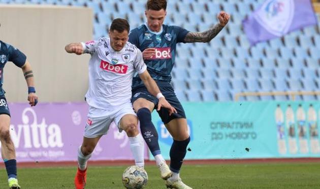 Денис Устименко (праворуч у боротьбі) в матчі проти ЛНЗ, фото ФК Минай