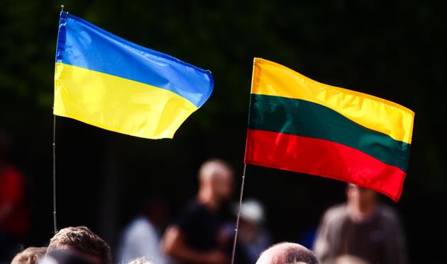 Україна Та Латвія Прапори - Getty Images 