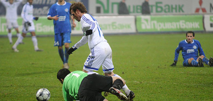 Чернат забивает свой мяч, фото Ильи Хохлова