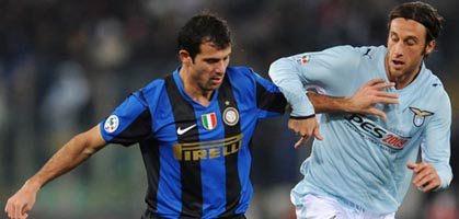 Черно-синяя машина сбивает Орлов, Reuters