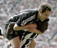 Майкл Оуэн (сверху)