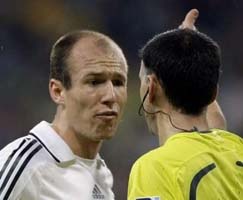 Роббен беседует с арбитром, фото Reuters