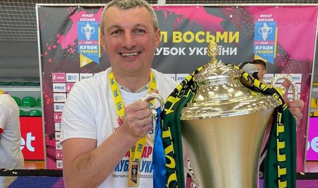 Володимир Валявка з торішнім трофеєм Кубка України, фото Кардинал-Рівне