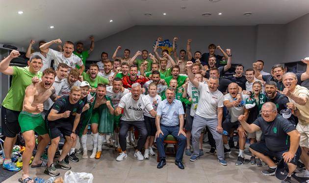 Оболонь святкує порятунок / ФОТО: ФК ОБОЛОНЬ