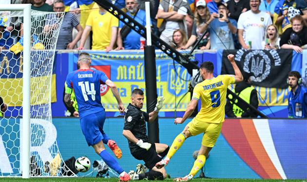 Роман Яремчук забиває у ворота Мартіна Дубравки, Getty Images