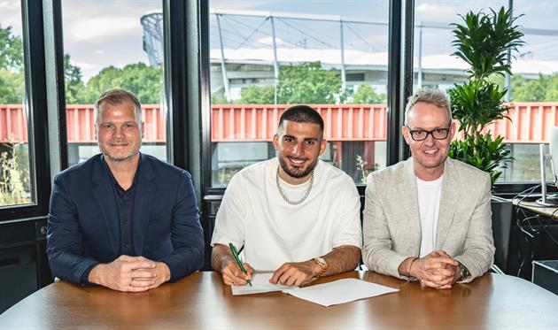 Деніз Ундав (центр), фото Штутгарт