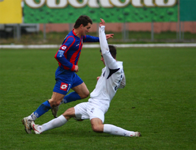 Олейник обыгрывает Билозора из Металлурга Д, фото fcarsenal.com.ua