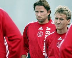 Привычное место Делоржа на заднем плане в Аяксе