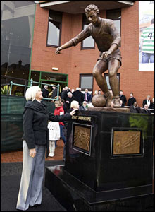 Агнес Джонстон возле памятника супругу, bbc.co,uk