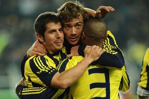 Диего Лугано в объятиях партнеров, fenerbahce.org