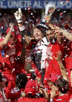 Футболисты Толуки с трофеем, фото Reuters